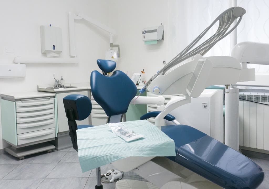 Una sala operativa dello studio di Marina di Carrara, con il riunito blu petrolio