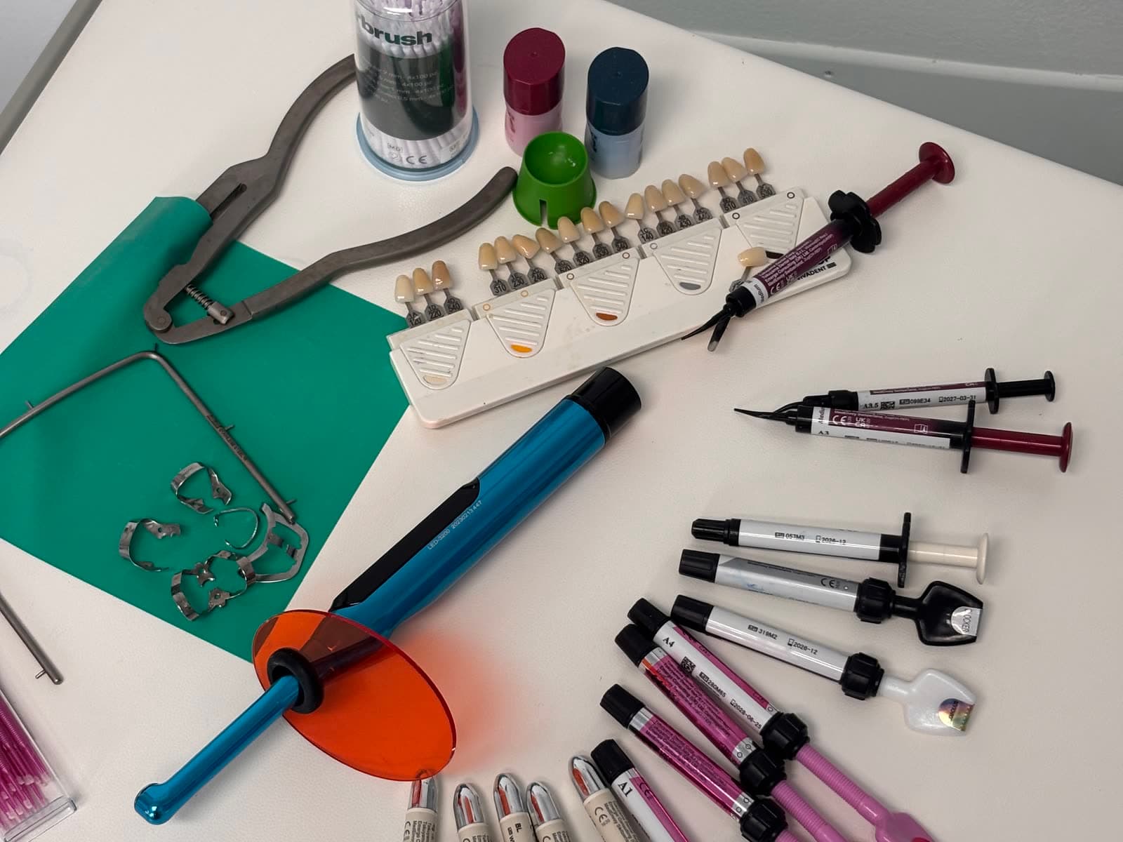Scala colori, compositi, diga e lampada fotopolimerizzatrice sul piano di lavoro