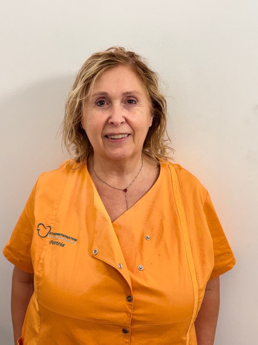 Ritratto di Patrizia, assistente, con la divisa arancione degli studi